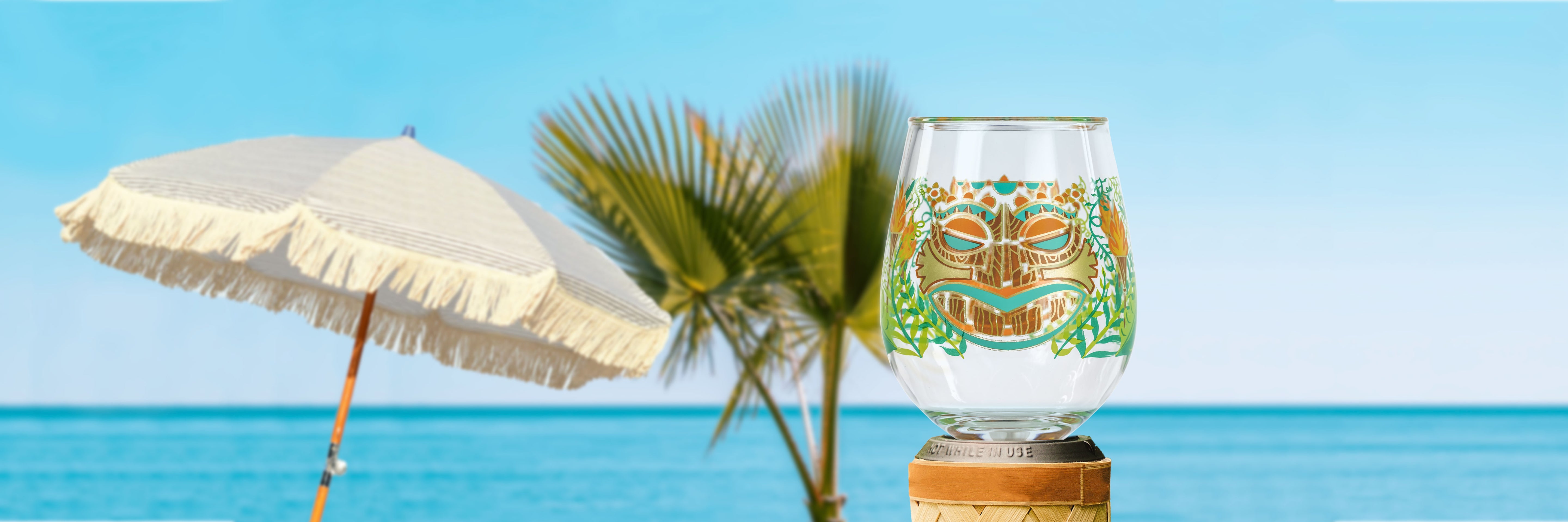 Stemless wine glass with tiki design